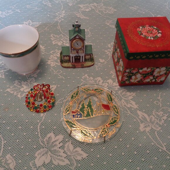 CHRISTMAS PIN TOWER CLOCK ENGLISH CUP GLASS WREATHE BOX LOT - Picture 2 of 15